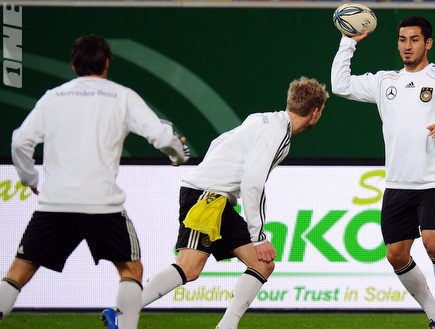 אילקאי גונדוגן ושחקני נבחרת גרמניה בכדורגל. גם הם משחקים ראגבי (Ge (צילום: מערכת ONE)