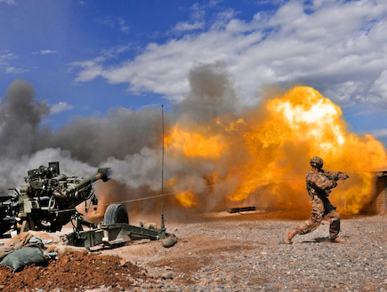 תותח הוביצר יורה (צילום: צבא ארצות הברית)