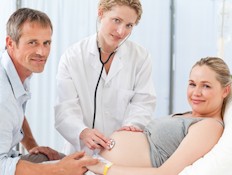 אישה בהריון גבר ורופאה לידה (צילום: wavebreakmedia, Istock)