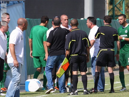הבלאגן במהלך המשחק בין חיפה לראשל&"צ (עמית מצפה) (צילום: מערכת ONE)