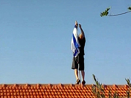 נועם שלי תולה דגל ישראל על ביתו במצפה הילה (צילום: חדשות 2)