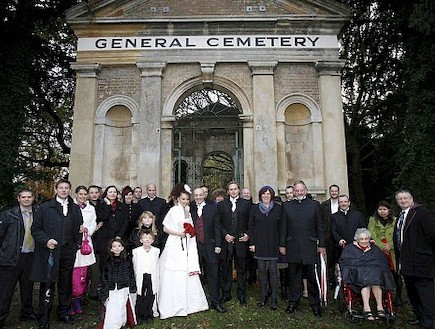 חתונה בבית קברות (צילום: צילום מסך)
