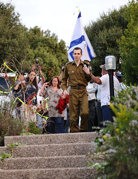 רב סמל גלעד שליט יורד במדרגות אל עבר ביתו (צילום: דו