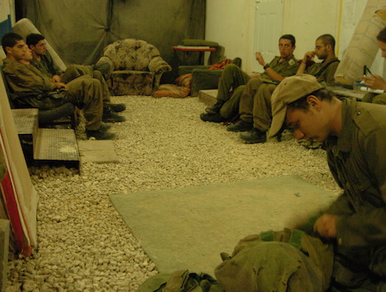 חיילים (צילום: עיתון "במחנה")