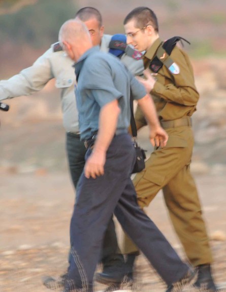 גלעד שליט יורד מהמסוק במצפה הילה (צילום: משטרת ישראל)