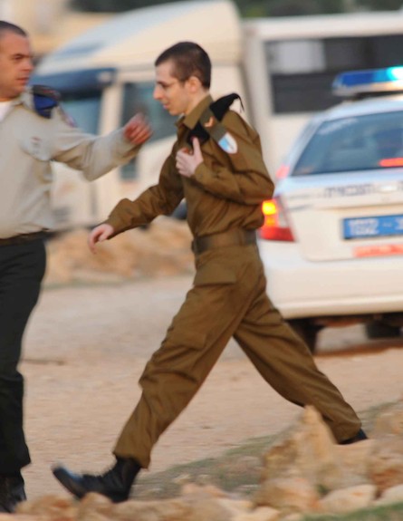 גלעד שליט מגיע למצפה הילה (צילום: משטרת ישראל)