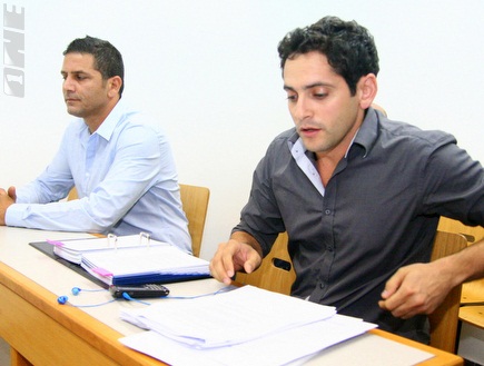 דורון אוסידון והמנכ&"ל ניר ענבר מציגים את הצד של הפועל (יניב גונן) (צילום: מערכת ONE)