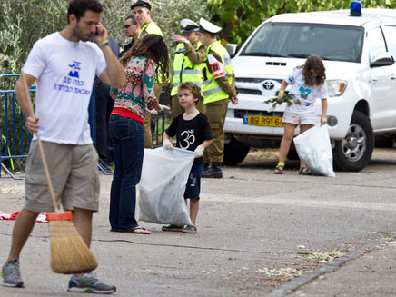 מנקים את רחובות מצפה הילה, הבוקר (צילום: רויטרס)