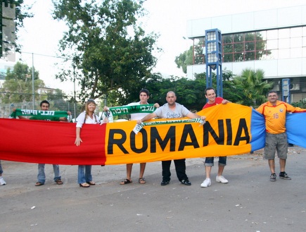 דגל רומניה מחוץ לקרית אליעזר (יניב גונן) (צילום: מערכת ONE)
