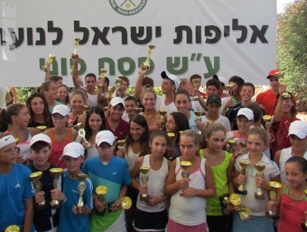 המשתתפים עם הגביעים באליפות ישראל (צילום: מערכת ONE)