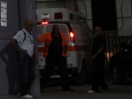 מומי זפרן מפונה באמבולנס לבית החולים תל השומר (איתי ישראל) (צילום: מערכת ONE)