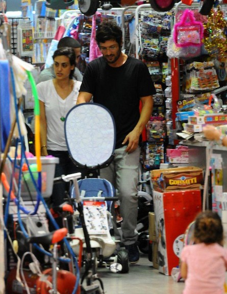 רון שחר ומיה קרמר עם הבת בקניות צעצועים (צילום: ברק פכטר)
