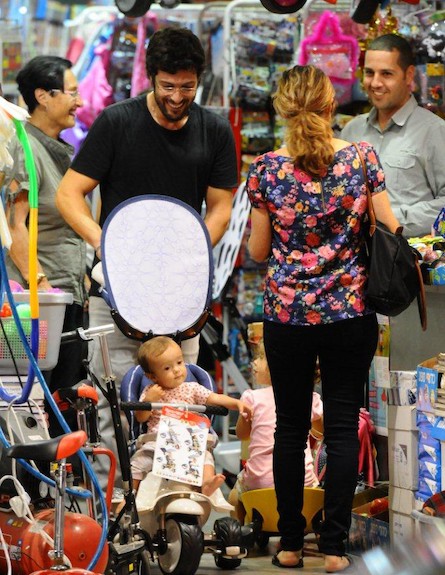 רון שחר ומיה קרמר עם הבת בקניות צעצועים (צילום: ברק פכטר)