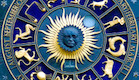 מסגרת כחולה ובפנים גלגל המזלות בצבע זהב,באמצע שמש (צילום: אור גץ)