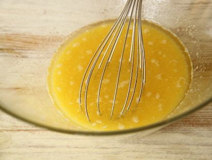 עוגת לימון מערבבים את המיץ (צילום: חן שוקרון, אוכל טוב)