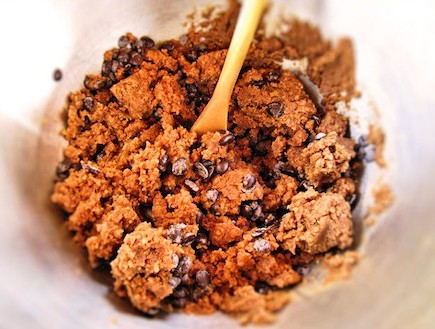 עוגיות שוקולד צ'יפס וחמאת בוטנים - המסה (צילום: דליה מאיר)