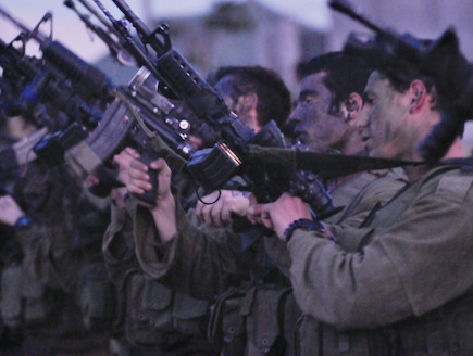 חיילים פורקים נשק (צילום: ענת ברקאי, במחנה)