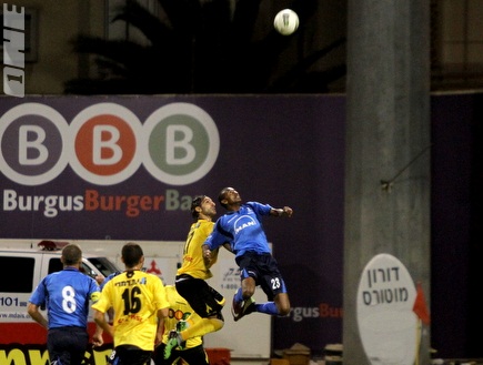 אפרים בוגאלה עולה לכדור גובה (איתי ישראל) (צילום: מערכת ONE)
