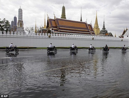 רחוב מוצף בארמון בתאילנד (צילום: AP)