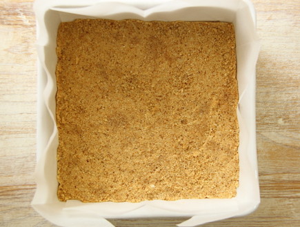 ריבועי גבינה וריבת חלב טוחנים אגוזים (צילום: חן שוקרון, mako אוכל)