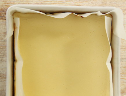 ריבועי גבינה וריבת חלב מסודרים בתבנית (צילום: חן שוקרון, mako אוכל)