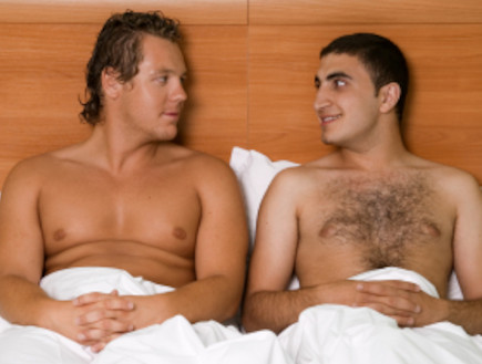 שני גברים במיטה (צילום: kirza, Istock)