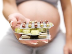 אישה בהריון מחזיקה תרופות (צילום: JoKMedia, Istock)