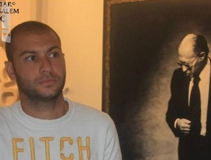 אבירם ברוכיאן על רקע תמונתו של מנחם בגין (האתר הרשמי של בית&
