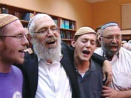 הרב אלון עם תלמידיו, לאחר הנאום (צילום: חדשות 2)