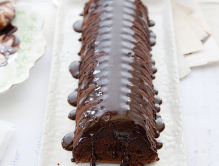 עוגת שוקולד מריר ומרציפן (צילום: דן לב, שבתות וחגים עם מיקי שמו, על השולחן)