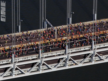 מבט על הרצים חוצים את הגשר בניו יורק (GettyImages) (צילום: מערכת ONE)