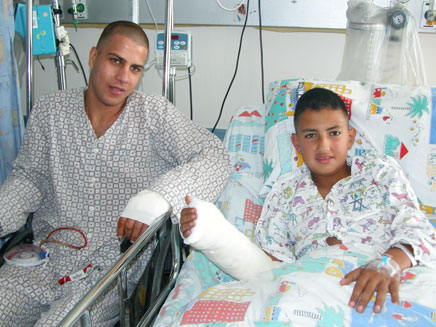 מוחמד ואיברהים בבית החולים, היום (צילום: בי