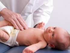 רופא בודק תינוק בן יומו (צילום: Lisa Eastman, Istock)
