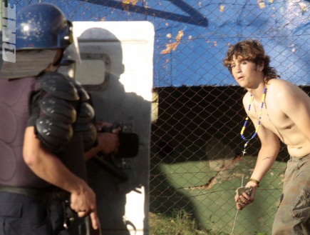 אוהד צעיר רגע לפני זריקת אבן על השוטרים (רויטרס) (צילום: מערכת ONE)