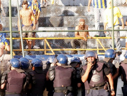 המהומות בפראגוואי. השוטרים חששו מהקהל (רויטרס) (צילום: מערכת ONE)