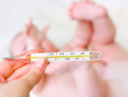 מדידת חום לתינוק (צילום: eaniton, Istock)