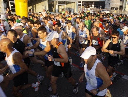 הרצים במירוץ הכביש באשדוד (פאבל טולצ´ינסקי) (צילום: מערכת ONE)