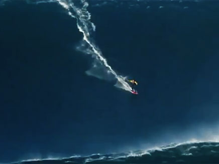 שיא עולמי חדש בגלישת גלים (צילום: יוטיוב)