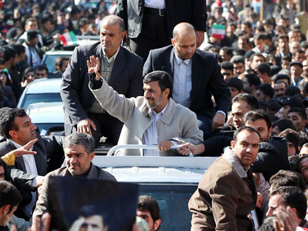 אחמדינג'אד משלהב את ההמונים, היום בטהרן (צילום: רויטרס)