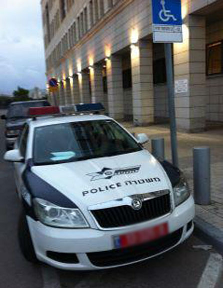 רכבו של המתנדב חונה שלא כחוק (צילום: משטרת ישראל)