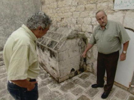 דודו אלהרר בוחן קבר מוסלמי (צילום: חדשות 2)