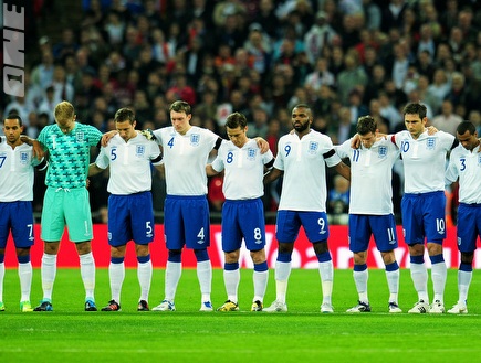 שחקני אנגליה זוכרים את הנופלים לפני המשחק (GettyImages) (צילום: מערכת ONE)