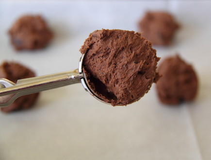 עוגיות שוקולד שוקולד צ'יפס על הכף (צילום: חן שוקרון, mako אוכל)