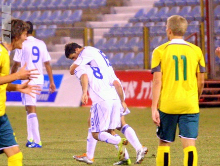 שחקני הנבחרת אחרי השער (יניב גונן) (צילום: מערכת ONE)