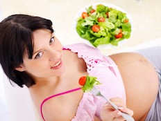 אישה בהריון אוכלת סלט (צילום: kristian sekulic, Istock)