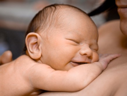 תינוק בן יומו שוכב על אמו (צילום: istockphoto)