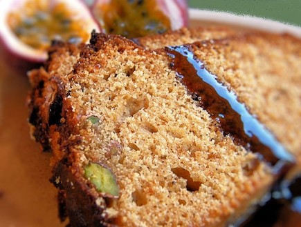 עוגת דבש ופסיפלורה 1 (צילום: דליה מאיר, קסמים מתוקים)