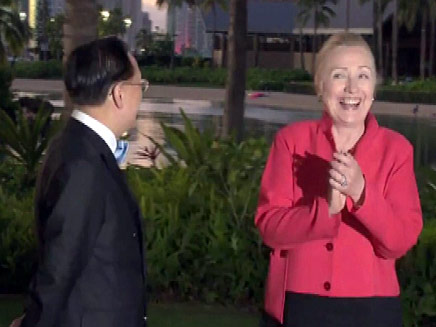 צפו: הילרי קלינטון מתפוצצת מצחוק בשידור חי (צילום: חדשות 2)