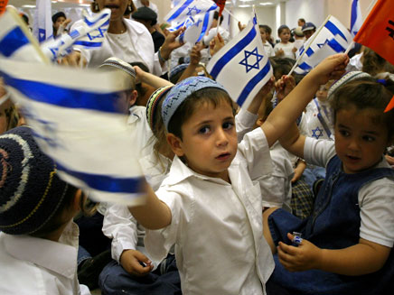 ילדים עם דגלי ישראל (צילום: רויטרס)