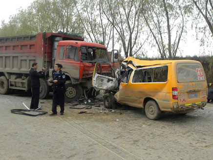תאונה קשה בסין - 20 ילדים הרוגים (צילום: חדשות 2)